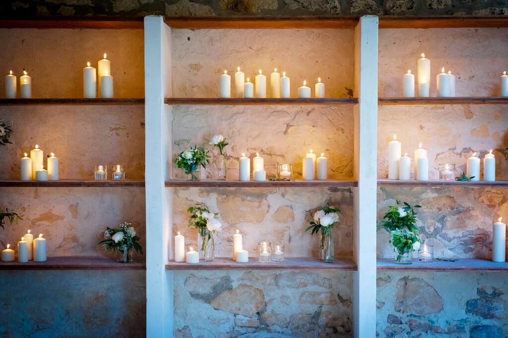 Élégante mise en scène d'une décoration de mariage dans un domaine privé en Provence, avec des bougies blanches scintillantes et des arrangements floraux raffinés. Cette ambiance romantique et sophistiquée est parfaite pour un grand événement, reflétant l'expertise de By Mademoiselle C en tant que wedding planner de luxe dans la Côte d'Azur et Corsica. Chaque détail, soigneusement organisé, contribue à créer un mariage sur mesure, promettant une célébr