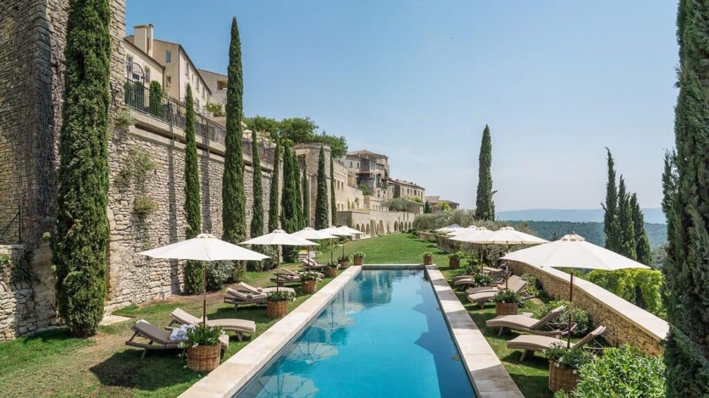 Un cadre idyllique pour un mariage de luxe en Provence, avec une piscine scintillante entourée de jardins verdoyants et de cyprès majestueux. Ce domaine privé est le lieu idéal pour une cérémonie romantique, offrant des vues imprenables sur les collines environnantes. Avec une organisation sur mesure, 'By Mademoiselle C' transforme chaque célébration en un événement unique, parfait pour une grand célébration ou un mariage de rêve. Les invités peuvent se détendre sous