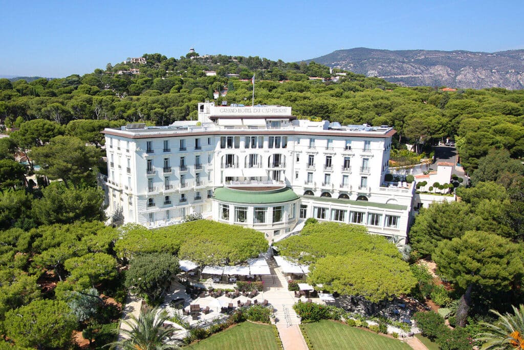 Un mariage de luxe au Grand Hôtel du Cap-Ferrat, un lieu exceptionnel sur la Côte d'Azur, idéal pour une cérémonie romantique. Cet espace élégant, entouré de jardins luxuriants et de paysages montagneux, est parfait pour une célébration grandiose. By Mademoiselle C organise des événements sur mesure, garantissant une expérience unique et inoubliable pour chaque couple. Offrez-vous une journée de rêve dans ce domaine privé, où chaque détail est soigneusement pensé pour