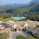 An aerial view of a private estate in Provence, ideal for a romantic wedding ceremony. This exceptional location offers an elegant and sophisticated atmosphere, perfect for a grand event. The sparkling pool and verdant landscapes create the perfect setting for a bespoke luxury wedding. By Mademoiselle C excels in organizing unique celebrations, transforming every moment into an unforgettable dream in the South of France, whether for