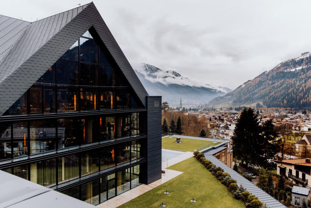 Un cadre élégant et romantique pour un mariage de luxe, mettant en avant le mariage sur mesure dans un domaine privé. La vue spectaculaire sur les montagnes et la verdure environnante crée une atmosphère parfaite pour une cérémonie grandiose. Cet espace exceptionnel est idéal pour une célébration unique, où chaque détail est soigneusement organisé pour réaliser le rêve d'un couple. By Mademoiselle C excelle dans la création d'événements sur mesure en Provence, Côte d'Azur et Corse,