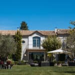 Une magnifique villa en Provence, parfaite pour un mariage de luxe, offrant un cadre romantique pour une cérémonie grandiose. Ce domaine privé, entouré d'oliviers et de verdure, est l'endroit idéal pour une célébration sur mesure. Les invités peuvent profiter d'une atmosphère élégante dans ce lieu exceptionnel, conçu pour créer un événement unique et mémorable. Avec des vues imprenables et un service personnalisé, By Mademoiselle C transforme chaque rêve de mariage en réalité