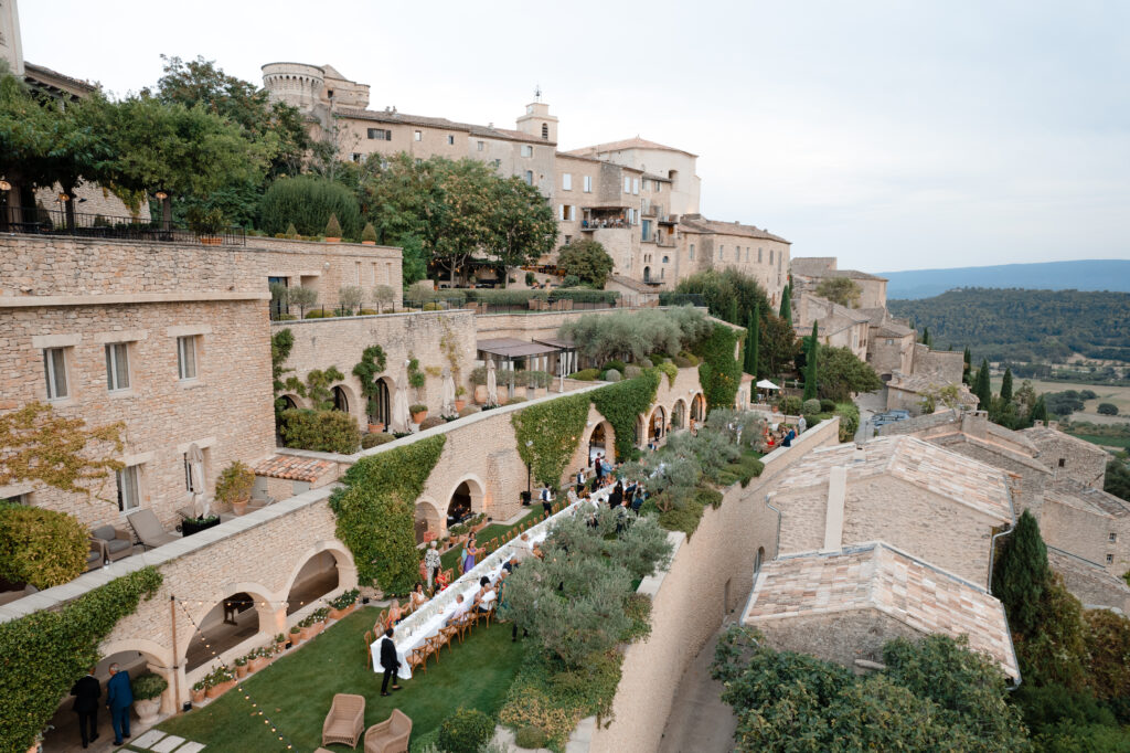 Un cadre romantique et élégant pour un mariage de luxe dans un domaine privé, offrant une vue imprenable sur les collines de Provence. Ce grand événement, organisé sur mesure par By Mademoiselle C, met en valeur des lieux exceptionnels et une ambiance sophistiquée, idéale pour une célébration unique et mémorable. Un rêve devenu réalité pour un mariage sur mesure.