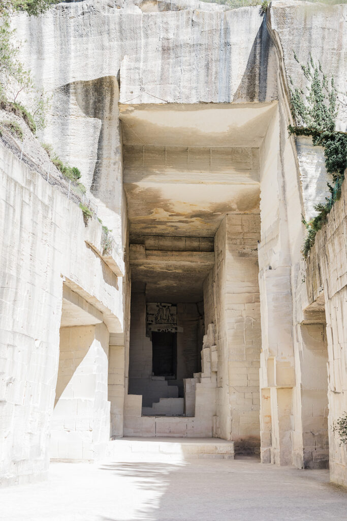 Un cadre exceptionnel pour un mariage romantique, ce lieu unique en Provence offre une atmosphère élégante et sophistiquée. En tant que Wedding Planner dans le sud de la France, By Mademoiselle C crée des cérémonies grandioses et sur mesure dans des domaines privés, transformant chaque moment en une célébration de luxe inoubliable.