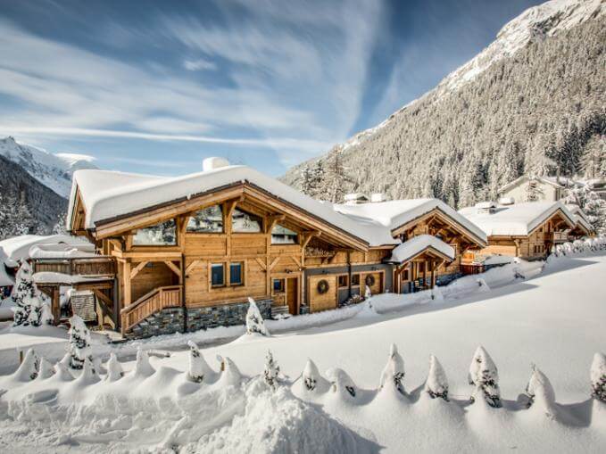 Un cadre enchanteur pour un mariage de luxe, avec des chalets en bois entourés de montagnes majestueuses, créant une atmosphère romantique et sophistiquée. Ce domaine privé, idéal pour une célébration grandiose, offre des vues à couper le souffle, parfaites pour une cérémonie sur mesure. Imaginez un événement unique, où chaque détail est organisé avec soin, transformant ce lieu en un véritable rêve pour un mariage exceptionnel. Une expérience inoubliable pour un couple