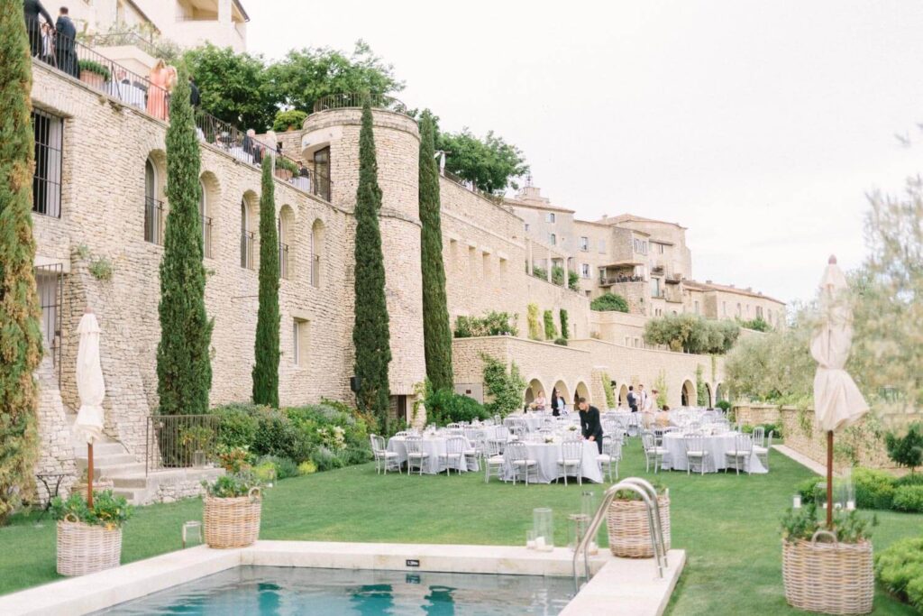 Un élégant domaine privé en Provence, idéal pour un mariage de luxe, avec une vue imprenable sur les montagnes. Ce cadre romantique et sophistiqué, agrémenté de tables soigneusement dressées, crée une atmosphère parfaite pour une cérémonie grandiose. En tant que planificateur de mariage à la Côte d'Azur et en Corse, By Mademoiselle C organise des événements sur mesure, garantissant une célébration unique et inoubliable dans des lieux exceptionnels.
