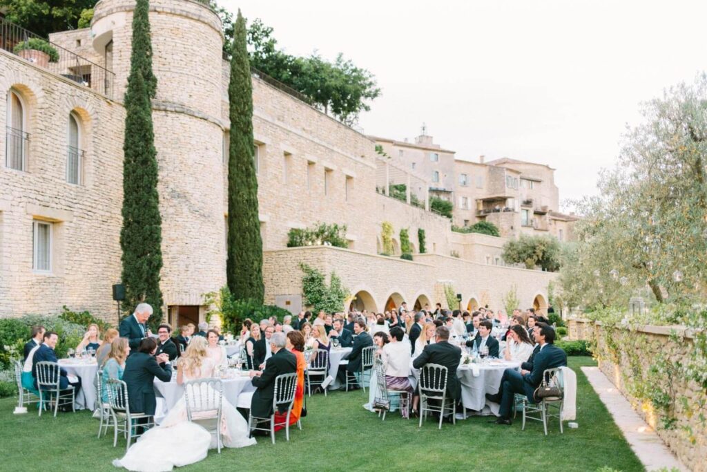 Un élégant dîner en plein air dans un domaine privé en Provence, où des invités raffinés célèbrent un mariage de luxe. La scène dégage une atmosphère romantique, entourée de paysages pittoresques, typiques de la Côte d'Azur. Cette célébration sur mesure, orchestrée par By Mademoiselle C, met en valeur des tables magnifiquement dressées et une décoration sophistiquée, idéale pour un grand événement.