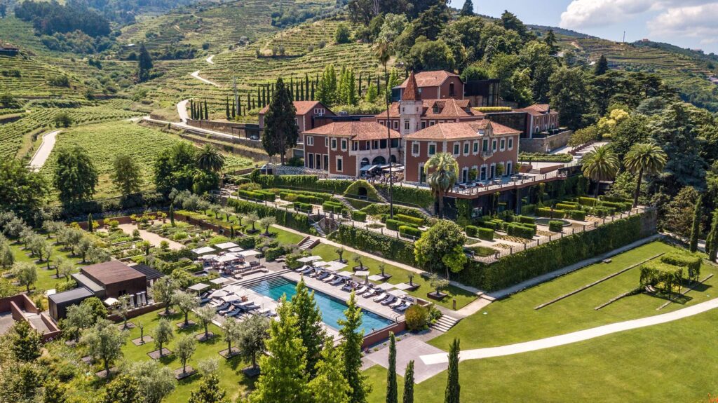 Un lieu de mariage élégant et romantique, idéal pour une cérémonie grandiose, situé au cœur des vignobles en Provence. Cette propriété privée, soigneusement organisée par By Mademoiselle C, offre un cadre exceptionnel pour un mariage de luxe. Avec des jardins impeccables et une vue imprenable sur le paysage environnant, chaque détail de cet événement sur mesure sera conçu pour créer une célébration unique et inoubliable.