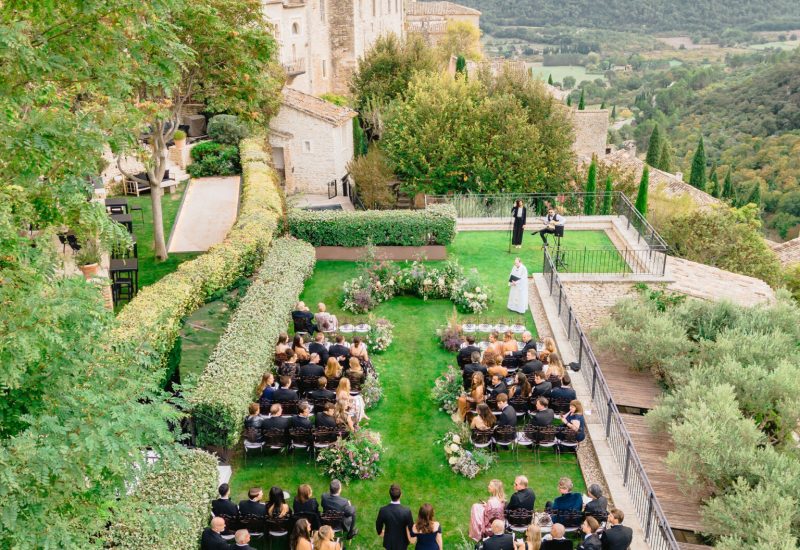 Romantic outdoor wedding ceremony organized by By Mademoiselle C on a private estate in Provence. The elegant and sophisticated atmosphere, surrounded by greenery and panoramic views, creates the perfect setting for a grand celebration. This tailor-made wedding promises a unique experience, combining luxury and charm in an exceptional location.