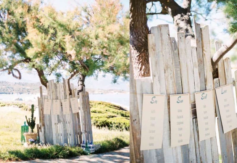 Un élégant panneau de bienvenue en bois, niché sous un arbre, invite les invités à un mariage romantique sur la Côte d'Azur. Ce cadre idyllique, entouré de verdure et de vues sur la mer, est le lieu parfait pour une célébration grandiose. Avec une organisation sur mesure par 'By Mademoiselle C', chaque détail de cet événement unique reflète le luxe et le raffinement d'une cérémonie de rêve. Le mélange de nature et d'élégance