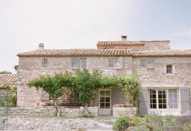 Elegant stone house surrounded by greenery, perfect for a romantic wedding ceremony in Provence. This private estate offers an exceptional setting for a grand celebration, combining authentic charm and sophistication. By Mademoiselle C' specializes in tailor-made weddings, creating unique events in exceptional locations. Imagine a luxury wedding in this enchanting setting, where every detail has been thought of to realize the dream of a bride.