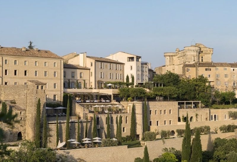 Un magnifique domaine en Provence, idéal pour une cérémonie de mariage romantique et luxueuse. Ce cadre élégant offre des vues imprenables sur les paysages environnants, parfait pour une célébration grandiose. L'organisation sur mesure de 'By Mademoiselle C' garantit un événement unique, mettant en avant des lieux d'exception et une atmosphère sophistiquée. Ce site est le choix parfait pour un mariage de rêve dans le sud de la France, entouré de jardins luxuriants.