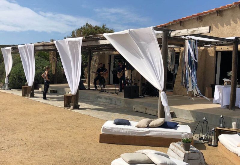 Un cadre idyllique pour un mariage de luxe, avec une scène élégante en plein air, idéale pour une cérémonie romantique en Provence. Les drapés blancs et les éléments de décoration raffinés créent une atmosphère sophistiquée, parfaite pour une célébration grandiose. Ce domaine privé, entouré de verdure, est l'endroit rêvé pour un événement sur mesure, où chaque détail est soigneusement organisé. Avec des musiciens en live, cet espace devient le cadre parfait