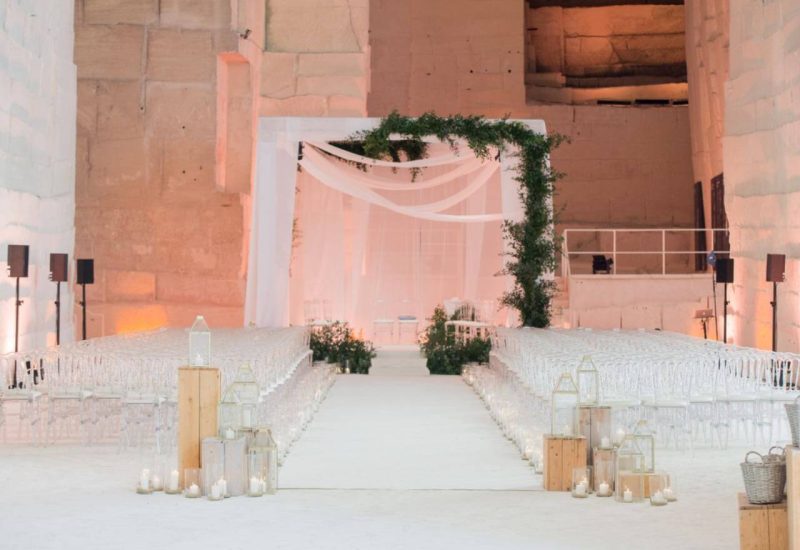 Une cérémonie de mariage romantique dans un domaine privé, mettant en valeur l'élégance et la sophistication d'un mariage sur mesure. Les allées sont ornées de lanternes délicates et de bougies, créant une atmosphère intime pour une célébration grandiose. Ce lieu exceptionnel, idéal pour un mariage de luxe, offre un cadre unique, parfait pour un événement inoubliable. Avec une organisation bespoke, 'By Mademoiselle C' transforme chaque moment en un rêve,