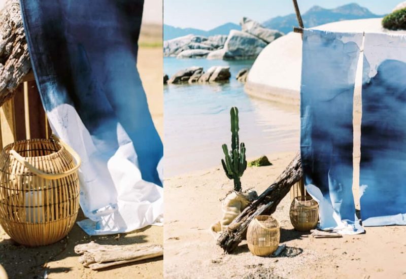 An elegant setting for a luxury beach wedding, highlighting the natural elements and charm of the French Riviera. This romantic setting, with its blue-toned linens and wicker accessories, evokes a tailor-made celebration for an exceptional event. Ideal for a wedding on a private estate, this sophisticated setting is perfect for a grand ceremony by the water, creating a dream atmosphere for a day to remember.