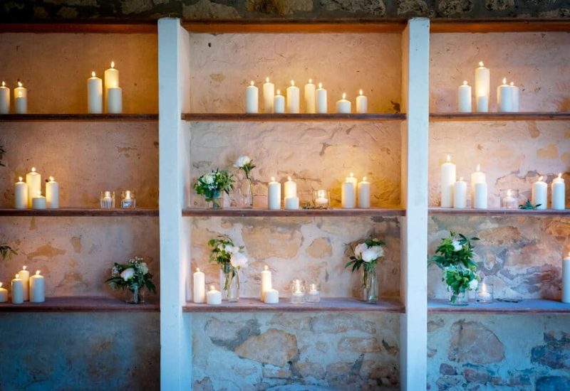 Elegant staging of a luxury wedding with twinkling candles and delicate floral arrangements, creating a romantic and sophisticated ambiance. This decoration is ideal for a grand event on a private estate in Provence, the French Riviera or Corsica, offering an exceptional setting for a tailor-made wedding. Perfect for a grand celebration, every detail is carefully organized to make your wedding dream a unique and memorable reality.