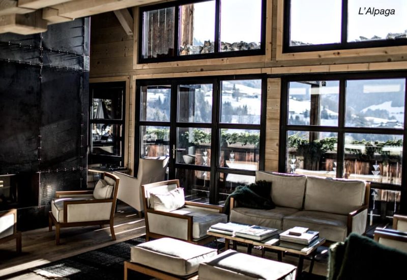 An elegant and sophisticated interior, perfect for a luxury wedding on a private estate in Provence. The large windows offer panoramic views of the snow-capped mountains, creating a romantic atmosphere for a grand ceremony. This refined space is ideal for a bespoke celebration, where every detail of your wedding dream is carefully organized for a unique and memorable event. Wooden finishes and modern furnishings add a contemporary touch to this exceptional setting.