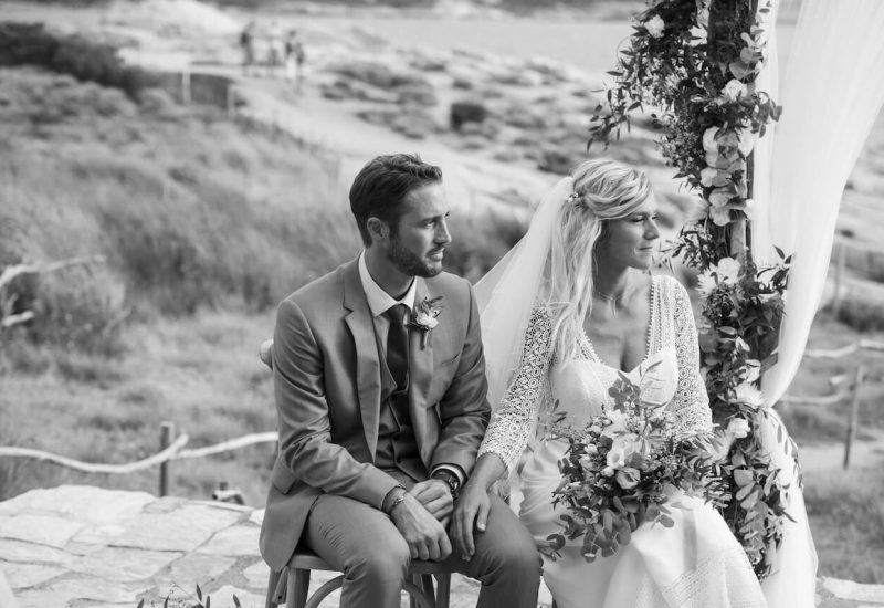 A romantic outdoor ceremony, capturing the essence of a luxury wedding in an exceptional natural setting. The couple, surrounded by elegant décor, symbolize love and sophistication, while the picturesque landscapes of Provence add a touch of magic to their grand event. With By Mademoiselle C, every detail of this bespoke wedding is carefully orchestrated, making this celebration an unforgettable moment on a private estate. This