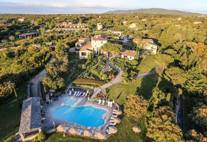 Un cadre idyllique pour un mariage de luxe, cette vue aérienne d'un domaine privé en Provence évoque une célébration romantique et élégante. Avec sa piscine scintillante et ses jardins soigneusement entretenus, cet espace est parfait pour une cérémonie grandiose. By Mademoiselle C excelle dans l'organisation de mariages sur mesure, transformant chaque événement en une expérience unique. Plongez dans un univers de raffinement et de sophistication pour votre rêve de mariage en Côte d