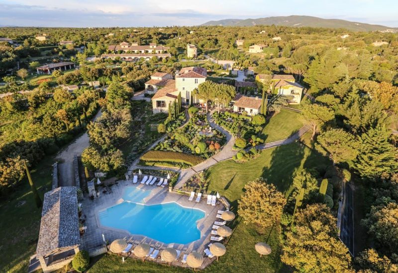 An idyllic setting for a luxury wedding, this aerial view of a private estate in Provence evokes a romantic and elegant celebration. With its sparkling pool and meticulously tended gardens, this space is perfect for a grand ceremony. By Mademoiselle C excels in tailor-made weddings, transforming every event into a unique experience. Immerse yourself in a world of refinement and sophistication for your dream wedding in Côte d'Azur.