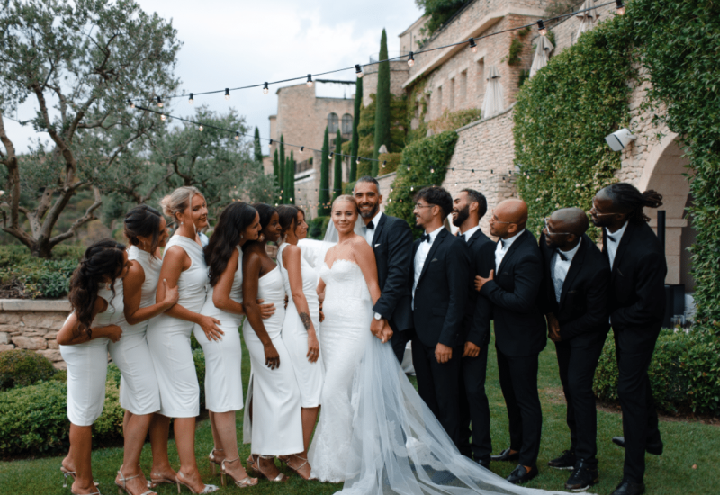 Elegant celebration of a luxury wedding on a private estate in Provence, surrounded by vineyards and lush gardens. This romantic moment showcases tailor-made organization for an exceptional event. Carefully dressed guests create a sophisticated atmosphere, perfect for a grand wedding on the French Riviera and in Corsica.