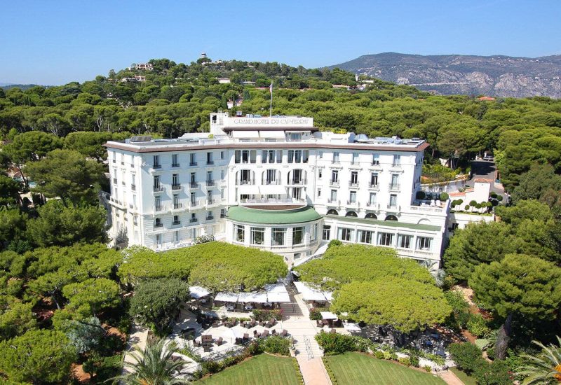 Un mariage de luxe au Grand Hôtel du Cap-Ferrat, un lieu exceptionnel sur la Côte d'Azur, idéal pour une cérémonie romantique. Cet espace élégant, entouré de jardins luxuriants et de paysages montagneux, est parfait pour une célébration grandiose. By Mademoiselle C organise des événements sur mesure, garantissant une expérience unique et inoubliable pour chaque couple. Offrez-vous une journée de rêve dans ce domaine privé, où chaque détail est soigneusement pensé pour