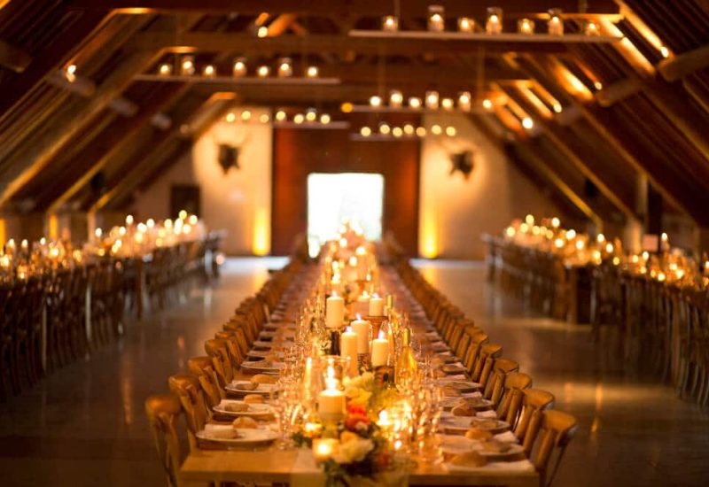 An elegantly laid table in a sophisticated setting, ideal for a luxury wedding celebration in Provence. This exceptional venue, with its romantic ambience, is perfect for a large, bespoke event. Candelabras and candles create a warm atmosphere, ideal for a large wedding or a unique ceremony on a private estate. With By Mademoiselle C's expertise, every detail is carefully organized to realize the dream of an unforgettable wedding.