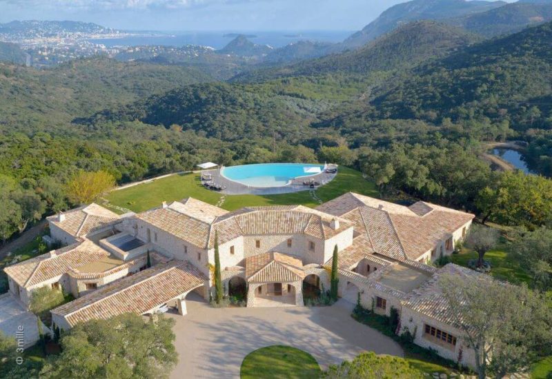 Une vue panoramique d'un domaine privé en Provence, parfait pour un mariage romantique. Ce cadre élégant, avec ses paysages de montagne verdoyants et sa piscine scintillante, est idéal pour une célébration grandiose. By Mademoiselle C offre une organisation sur mesure pour des événements uniques, créant des souvenirs inoubliables dans des lieux d'exception. Ce site est le choix parfait pour un mariage de luxe, où chaque détail est pensé pour réaliser le rêve d'une cérémonie