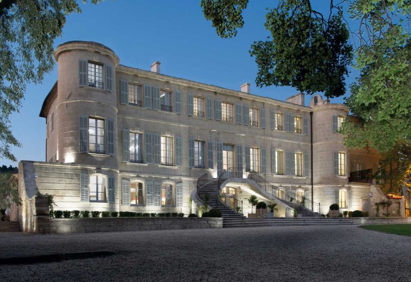 Une magnifique propriété en Provence, idéale pour un mariage de luxe, offrant un cadre romantique et élégant. Ce domaine privé, avec son architecture raffinée, est parfait pour une célébration grandiose. Parfaitement organisé par By Mademoiselle C, chaque détail de cet événement sur mesure garantit une expérience inoubliable. Cet emplacement exceptionnel est le choix parfait pour un mariage unique dans le sud de la France, entouré de paysages pittoresques et d'une atmosphère sophistiquée.