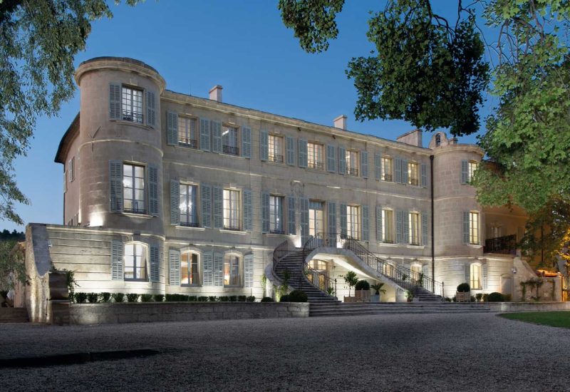 A magnificent property in Provence, ideal for a luxury wedding, offering a romantic and elegant setting. This private estate, with its refined architecture, is perfect for a grand celebration. Perfectly organized by By Mademoiselle C, every detail of this tailor-made event guarantees an unforgettable experience. This exceptional location is the perfect choice for a unique wedding in the South of France, surrounded by picturesque landscapes and a sophisticated atmosphere.