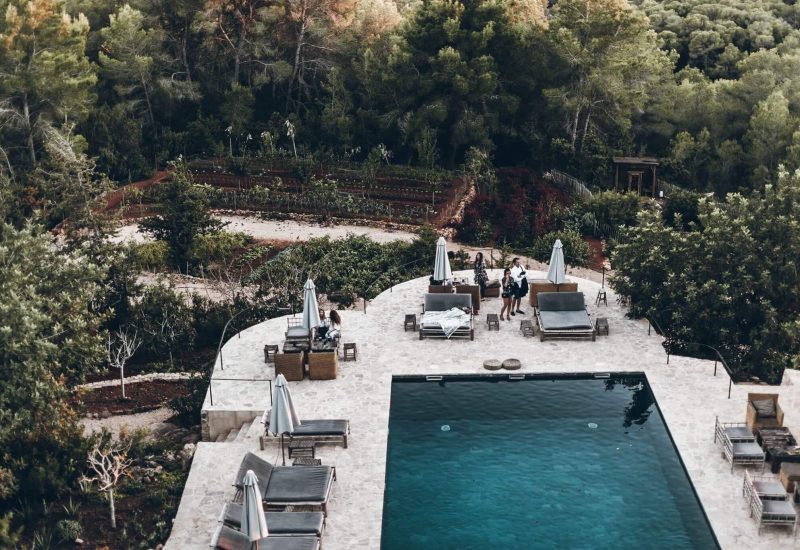 An elegant pool surrounded by lush greenery, perfect for a romantic wedding in Provence. This private estate offers an exceptional setting for a grand ceremony, with tailor-made spaces for a unique celebration. Natural light and a sophisticated atmosphere create the perfect ambience for a luxurious event. With views over the surrounding vineyards, every detail of this bespoke wedding will be organized by By Mademoiselle C.