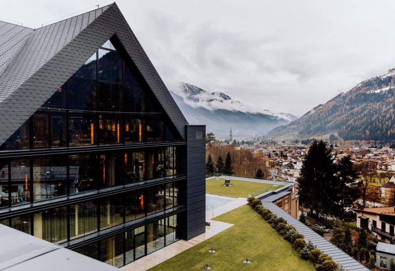 Un cadre romantique et élégant dans un domaine privé, parfait pour une cérémonie grandiose. Ce lieu exceptionnel, niché entre montagnes et verdure, est idéal pour une célébration de rêve. By Mademoiselle C se spécialise dans l'organisation de mariages sur mesure en Provence, Côte d'Azur et Corse, créant des événements uniques. Offrez-vous une expérience de mariage luxueuse dans cet environnement sophistiqué, où chaque détail est soigneusement pensé pour un grand événement inoubliable.