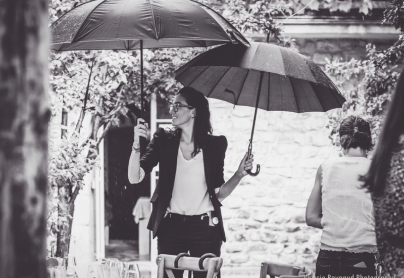 Rainy wedding planner, By Mademoiselle C, expert in luxury wedding planning in Provence, French Riviera and Corsica. This image illustrates a romantic and sophisticated atmosphere, perfect for a grand ceremony. With exceptional attention to detail, each event is tailor-made, whether it's a romantic wedding or a grand celebration. The scene evokes a private estate surrounded by greenery, emphasizing the