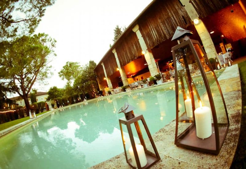 Une élégante piscine décorée de lanternes en fer et de bougies, entourée de jardins luxuriants, idéale pour une cérémonie de mariage romantique. Ce cadre exceptionnel, situé dans un domaine privé en Provence, offre l'atmosphère parfaite pour une célébration grandiose. Avec l'expertise de By Mademoiselle C, chaque détail est soigneusement organisé pour créer un événement sur mesure, garantissant une expérience de mariage de luxe inoubliable. Les invités profiteront d'un