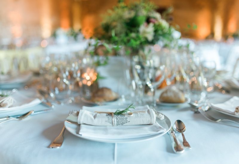 Une table élégamment dressée pour un mariage de luxe, mettant en avant une décoration raffinée dans un cadre romantique. En tant que wedding planner en Provence, Côte d'Azur & Corsica, By Mademoiselle C crée des célébrations sur mesure, transformant chaque événement en une expérience unique. La vaisselle délicate et les arrangements floraux sophistiqués évoquent une cérémonie grandiose, idéale pour un rêve de mariage. Les lieux exceptionnels, qu'ils soient des domaines