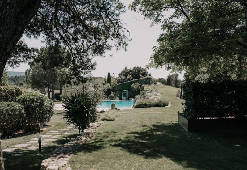 A romantic and elegant setting for a luxury wedding, featuring a sparkling pool surrounded by verdant gardens. This private estate in Provence is the ideal location for a bespoke ceremony, offering breathtaking views and a sophisticated atmosphere. By Mademoiselle C' creates unique events, from grand celebrations to dream weddings, in exceptional locations. A bespoke wedding in this idyllic setting promises a truly unforgettable experience.