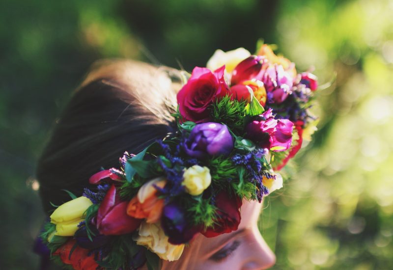 A colorful floral crown adorns a bride in a romantic setting, illustrating By Mademoiselle C's expertise as a wedding planner in the Provence, French Riviera and Corsica region. This image evokes an elegant and sophisticated atmosphere, perfect for a luxury wedding celebration. Every detail reflects the tailor-made organization of a unique event, whether a large wedding or an intimate ceremony.