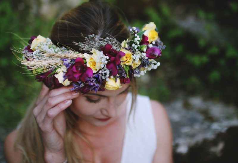Une magnifique couronne de fleurs, symbole d'une cérémonie de mariage romantique et élégante, parfaite pour un mariage de luxe en Provence, Côte d'Azur et Corse. Cette image évoque une ambiance sophistiquée, idéale pour un événement sur mesure, où chaque détail contribue à une célébration grandiose. Les fleurs colorées et naturelles complètent l'atmosphère d'un domaine privé, créant un cadre exceptionnel pour un rêve de mariage. 'By Mademoiselle C'