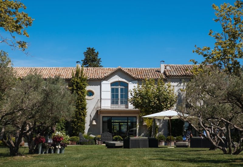 Une magnifique villa en Provence, parfaite pour un mariage de luxe, offrant un cadre romantique pour une cérémonie grandiose. Ce domaine privé, entouré d'oliviers et de verdure, est l'endroit idéal pour une célébration sur mesure. Les invités peuvent profiter d'une atmosphère élégante dans ce lieu exceptionnel, conçu pour créer un événement unique et mémorable. Avec des vues imprenables et un service personnalisé, By Mademoiselle C transforme chaque rêve de mariage en réalité.