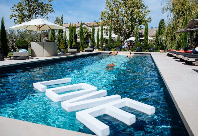 Piscine élégante d'une propriété privée en Provence, idéale pour une célébration de luxe. Cet espace raffiné, entouré de verdure et de palmiers, crée une atmosphère romantique pour un mariage sur mesure. La vue sur le jardin et le ciel bleu évoque un cadre parfait pour un grand événement, faisant de cet endroit un choix exceptionnel pour un mariage dans le Sud de la France. By Mademoiselle C organise des cérémonies grandioses dans des lieux uniques.