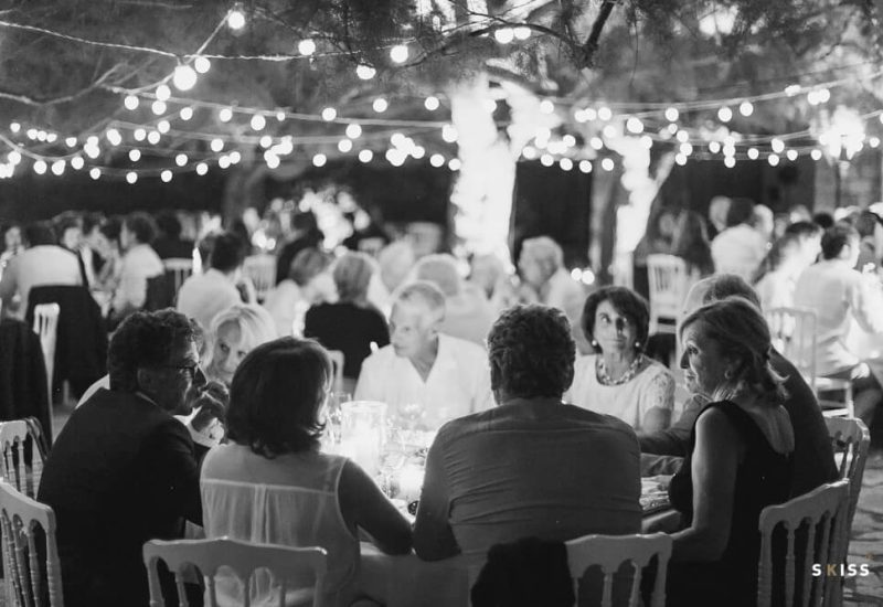 Dîner élégant sous les lumières scintillantes, illustrant une célébration de mariage romantique dans un domaine privé en Provence. Cette soirée de luxe, organisée par By Mademoiselle C, incarne l'essence d'un mariage sur mesure, offrant une ambiance sophistiquée pour un grand événement. Les invités, entourés de verdure et de lumière douce, vivent une expérience inoubliable dans un cadre exceptionnel, parfait pour une cérémonie grandiose ou un rêve de mariage.