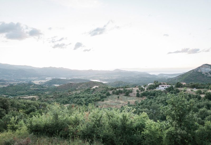 Panoramic view of a picturesque landscape in Provence, highlighting a private estate ideal for a luxury wedding. The romantic and elegant atmosphere of this location makes it the perfect setting for a grand ceremony. This exceptional venue, surrounded by rolling green hills and vineyards, is perfect for a bespoke celebration, offering a unique wedding experience. With its breathtaking views, it invites you to a memorable event, ideal for a