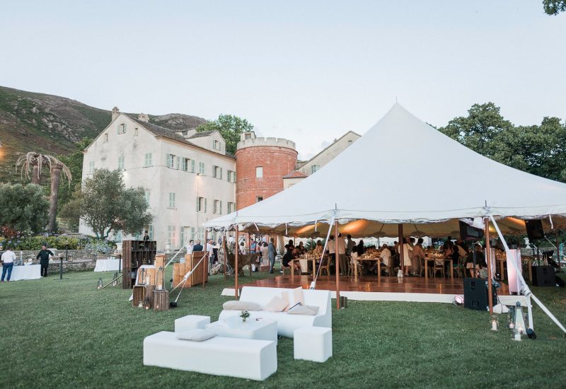 Un mariage de luxe organisé par By Mademoiselle C dans un domaine privé en Provence, offrant une atmosphère romantique et élégante. La tente raffinée accueille un grand banquet, entouré de paysages pittoresques et verdoyants, créant un cadre parfait pour une célébration grandiose. Ce lieu exceptionnel est idéal pour un événement sur mesure, transformant chaque moment en un rêve inoubliable. La combinaison de l'élégance des installations et de la beauté naturelle fait de