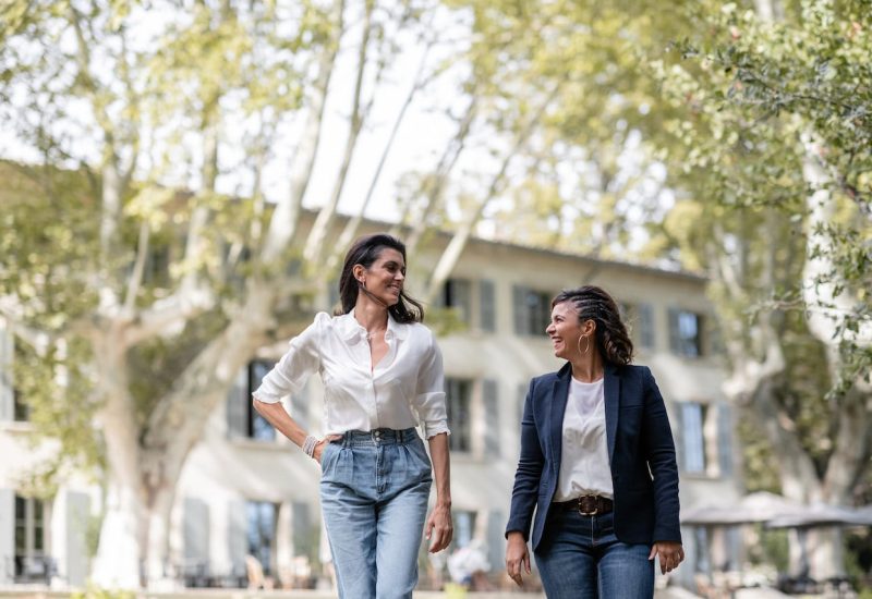 Deux planificatrices de mariage élégantes se promènent dans un domaine privé en Provence, entourées de grandes platanes. Leur sourire reflète l'atmosphère romantique et sophistiquée d'une cérémonie de luxe. En tant que spécialistes du mariage sur mesure, elles créent des célébrations uniques dans des lieux exceptionnels de la Côte d'Azur et de la Corse. Avec leur expertise, chaque événement devient une fête grandiose, transformant les rêves en réalités.