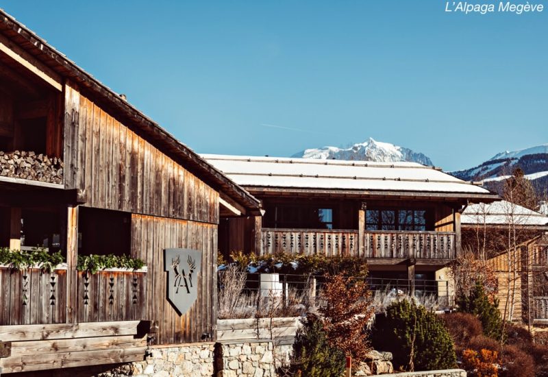 An enchanting setting for a luxury wedding at L'Alpagas de Megève, perfect for a romantic celebration. This private estate, surrounded by majestic mountains, offers exceptional venues for a grand ceremony. With By Mademoiselle C, every detail of your tailor-made event is carefully organized to create an unforgettable experience.