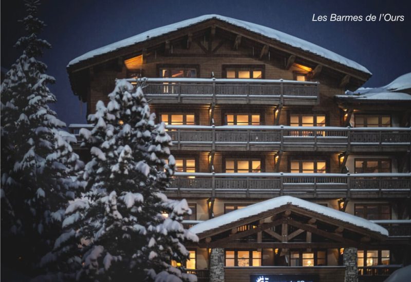 Un élégant hôtel de montagne, Les Barmes de l'Ours, se dévoile sous un manteau de neige, offrant un cadre romantique pour un mariage de luxe. Parfait pour une célébration grandiose dans un domaine privé, cet établissement est idéal pour une organisation sur mesure d'un événement unique. La beauté des paysages environnants et l'atmosphère chaleureuse en font un lieu d'exception pour un mariage sur mesure.