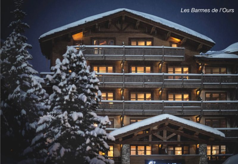 An elegant mountain hotel, Les Barmes de l'Ours, reveals itself under a blanket of snow, offering a romantic setting for a luxury wedding. Perfect for a grand celebration on a private estate, this establishment is ideal for tailoring a unique event. The beauty of the surrounding scenery and the warm atmosphere make it an exceptional venue for a tailor-made wedding.