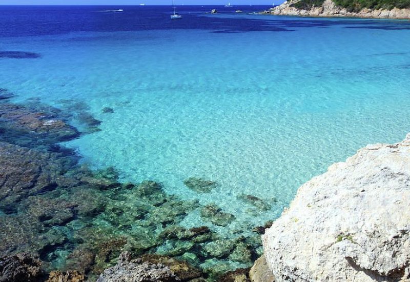 Plage idyllique en Corse, offrant un cadre romantique et sophistiqué pour un mariage de luxe. Ce lieu exceptionnel, avec ses eaux cristallines et ses rochers majestueux, est parfait pour une cérémonie grandiose. By Mademoiselle C, spécialiste des mariages sur mesure, transforme ce paysage en un événement unique, alliant élégance et beauté naturelle pour une célébration inoubliable.