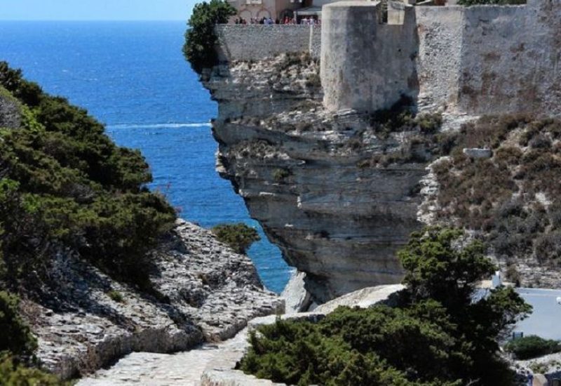 Un chemin pittoresque menant à un domaine privé surplombant la mer Méditerranée, idéal pour une cérémonie de mariage romantique. Ce cadre exceptionnel, avec ses vues imprenables et son ambiance élégante, incarne le luxe et le raffinement des célébrations sur la Côte d'Azur et en Corse. Parfait pour une célébration grandiose, cet endroit unique est le choix idéal pour une organisation sur mesure, faisant de chaque mariage un événement inoubliable.