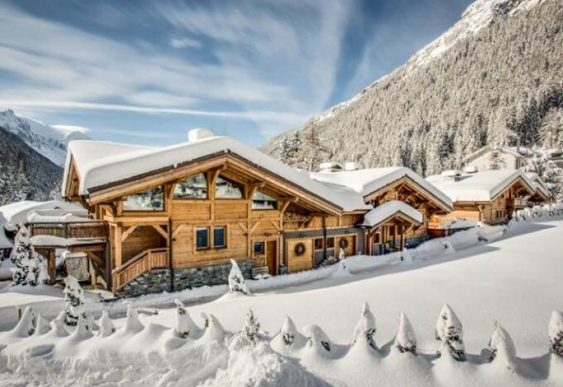 Un cadre enchanteur pour un mariage de luxe, avec des chalets en bois entourés de montagnes majestueuses, créant une atmosphère romantique et sophistiquée. Ce domaine privé, idéal pour une célébration grandiose, offre des vues à couper le souffle, parfaites pour une cérémonie sur mesure. Imaginez un événement unique, où chaque détail est organisé avec soin, transformant ce lieu en un véritable rêve pour un mariage exceptionnel. Une expérience inoubliable pour un couple